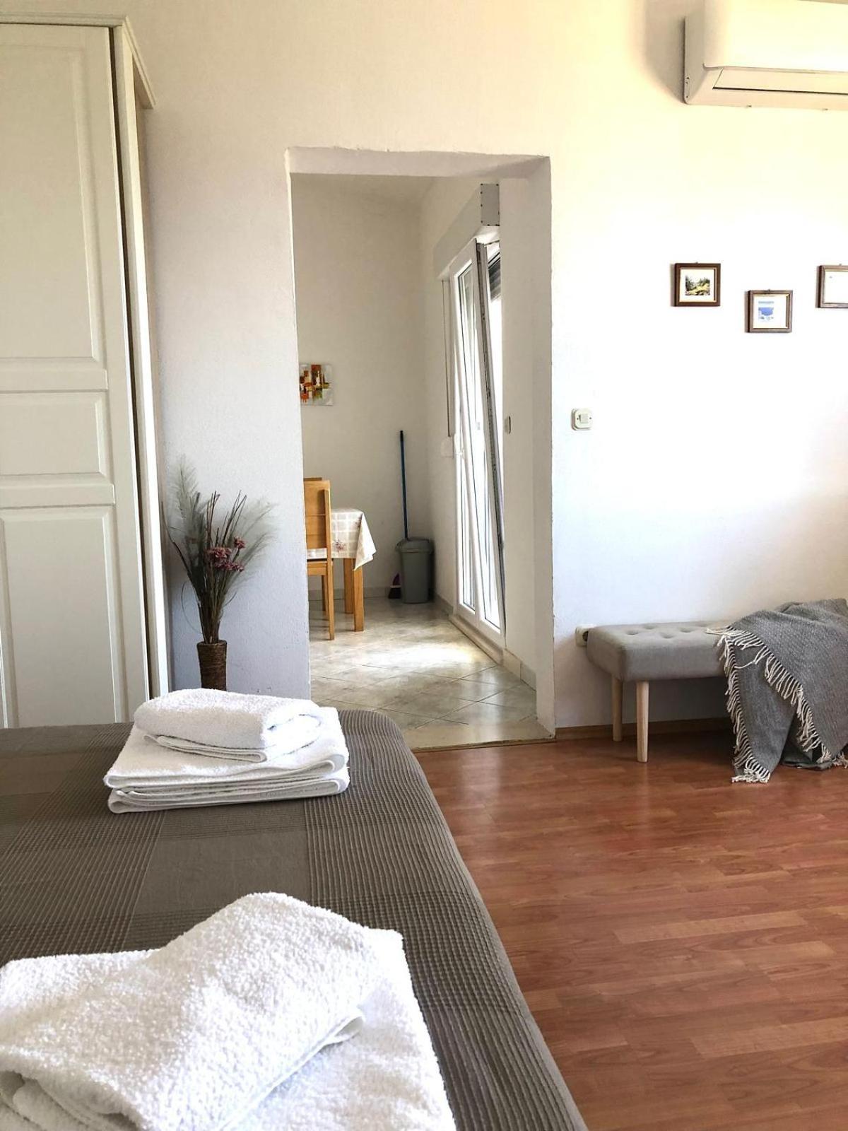 Apartments Curnic Jesenice (Split-Dalmatia) Exterior foto